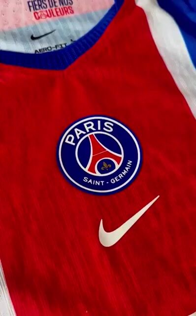 Video de CAMISETA 2026/27 PSG TITULAR KVARATSKHELIA 7 - TELA JUGADOR