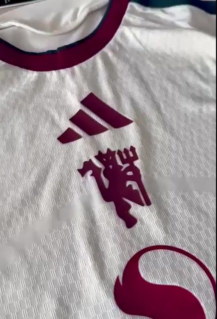 Video de CAMISETA 2026/27 MANCHESTER UNITED SUPLENTE BLANCA MARTINEZ 6 - TELA JUGADOR