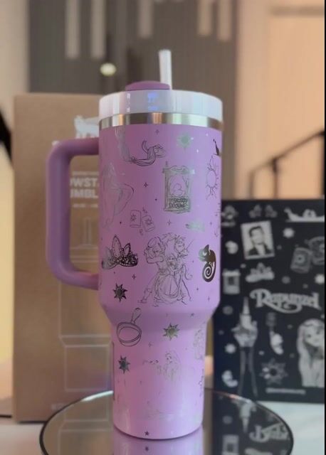 Video de QUENCHER STANLEY ORIGINAL 1,2 L FULL GRABADO PERSONALIZADO - TEMÁTICA: RAPUNZEL