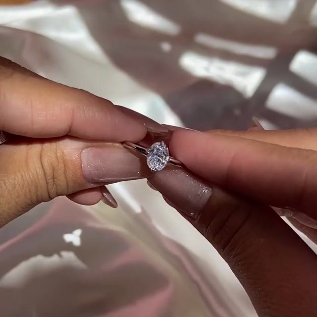 Video de Anel Carla · Prata 925 · Oval 1,25ct · Solitário Minimalista