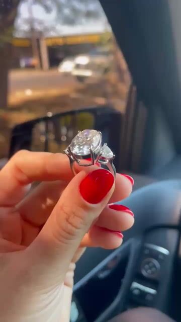 Video de ANEL SOLITARIO OVAL PRATA 925 MOISSANITE
