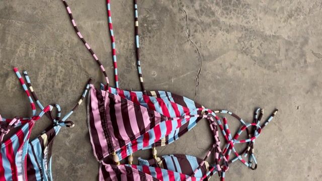 Video de BIKINI RAYADA CON VOLADOS TAZA SOFT Y COLALESS