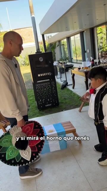 Video de Horno a leña HVB4 lechonero – para embutir, 2 lechones