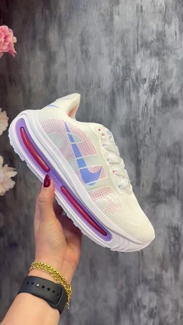 Video de Nike Vomero - Bege/Roxo