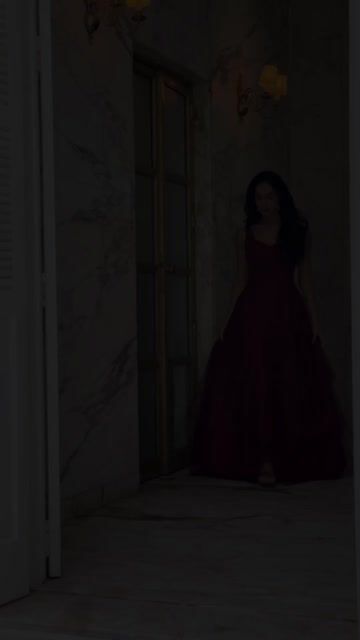 Vídeo de Vestido Longo de Festa Yara Marsala em Tule com Brilho e Saia em Camadas