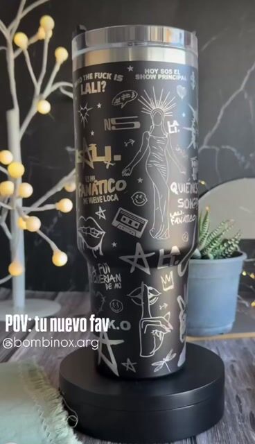 Video de QUENCHER 1200ml FULL GRABADO SIMIL STANLEY - TEMÁTICA: LALI