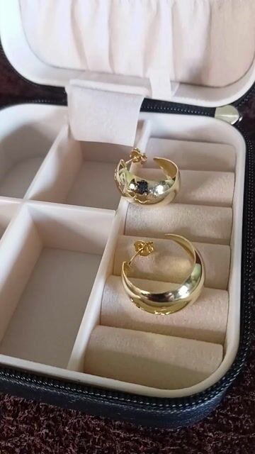 Vídeo de Argola Lisa com Estrelas Vazadas 21mm Banhada a Ouro 18K