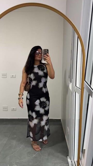 Vídeo de Vestido Midi Tule Forro Regata Gola Alta Fendas Estampado Ângela Preto