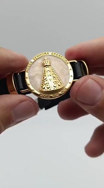 Video de Pulseira Preta com metal dourado resinado -Medalha de Nossa Senhora Aparecida - fecho prata