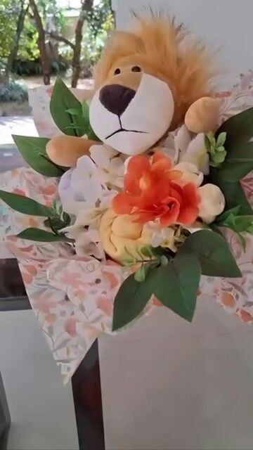 Vídeo de Bouquet de Roupinhas para Bebê com Leão de Pelúcia João