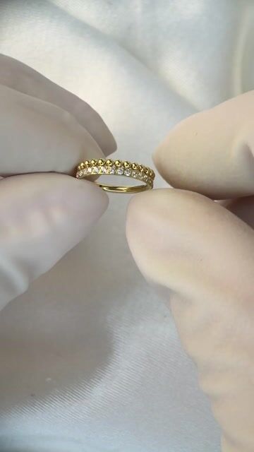 Vídeo de Argola cravejada com bolinhas - Titânio PVD Gold