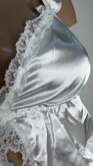 Video de pijama en dos piezas blanco en Saten talle M y XL