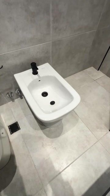 Video de Set Inodoro y Bidet con Deposito Dual y Tapa Cierre Suave