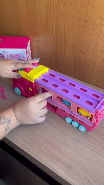 Video de Caminhão Cegonha Rosa Com 6 Carrinhos Som E Luz E Pista