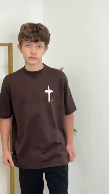 Vídeo de Camiseta Oversized Infantil Cristã "Encontrado Por Graça" Streetwear Gospel