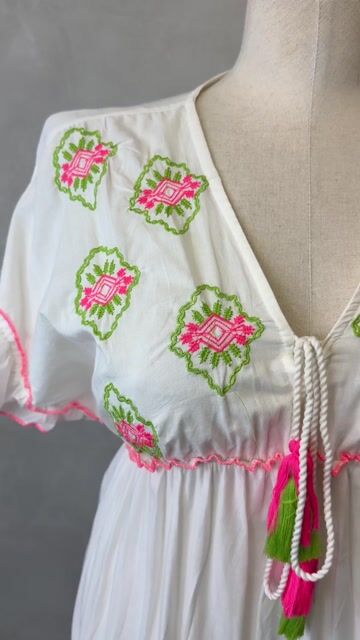 Video de Vestido Longo Boho Branco com Bordados Coloridos