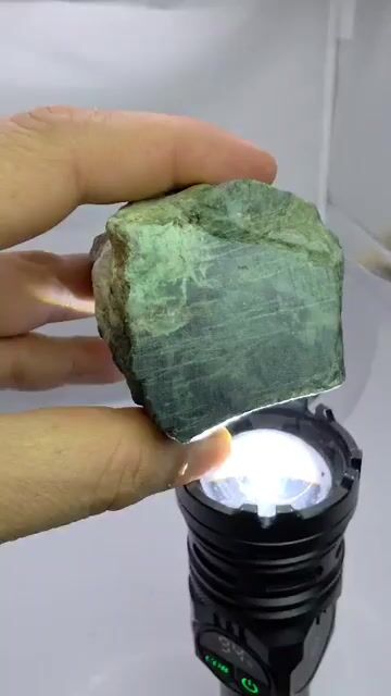 Video de 366 g Jadeita de Guatemala en Bruto Losa Especimen Unico