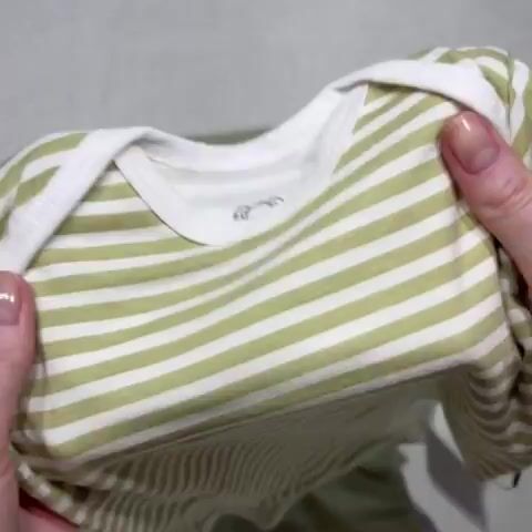 Video de Conjunto Bebê Body Listrado Com Shorts e Babador Verde