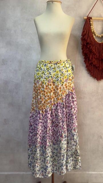 Video de Saia Midi Florzinhas Lilás Amarelo Transpassado M