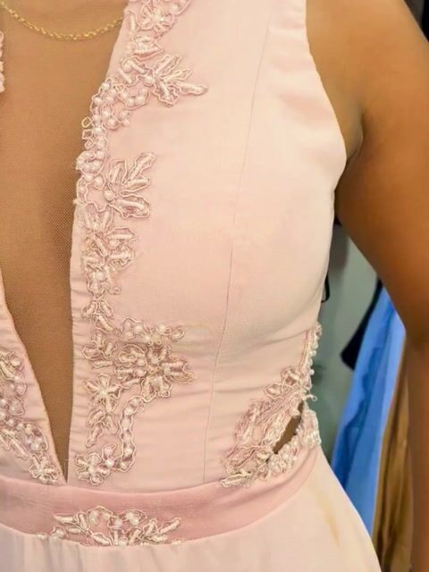 Vídeo de Vestido Longo Rosé com Bordados e Decote em Tule