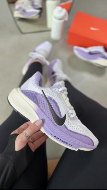 Vídeo de Nike Air Zoom Revolution 8 Branco/Lilás