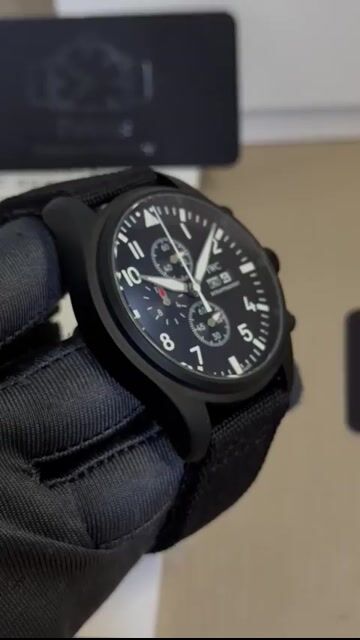 Video de IWC Pilot day-date Chronograph 44mm - AÇO PRETO/MOSTRADOR PRETO - NYLON