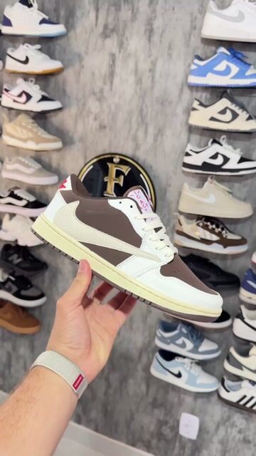 Vídeo de Nike Travis Scott x Air Jordan 1 Low OG Reverse Bege