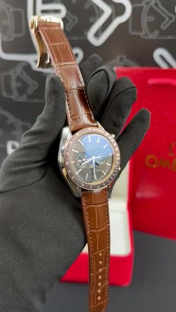 Video de Omega Speedmaster Dark Side Of The Moon Marrom 43mm - Aço/Mostrador Marrom - COURO