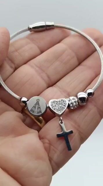 Video de Bracelete em Inox Prata com Berloques e Strass e Pingente Cruz- ímã