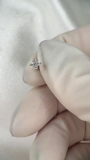 Vídeo de Labret mini trevo - Titânio Natural