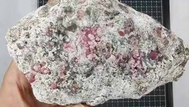 Video de 537 gr Granate Frambuesa con Vesuvianita de Coahuila (1 pz) - Mineral de Colección