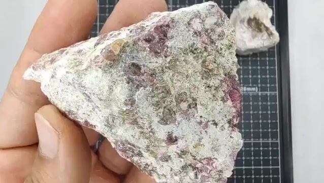 Video de 228 gr Granate Frambuesa y Vesuvianita (2 pz) - Minerales de Colección