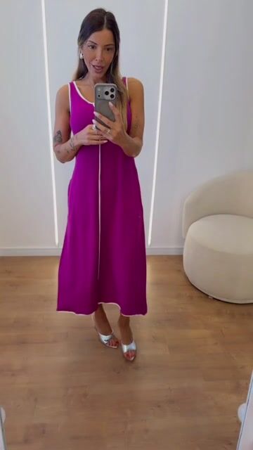 Vídeo de Vestido Karen em Moletinho com Decote V e Detalhes Contrastantes