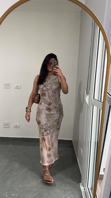 Vídeo de Vestido Midi Tule Forro Regata Gola Alta Fendas Estampado Ângela Off White/Dourado