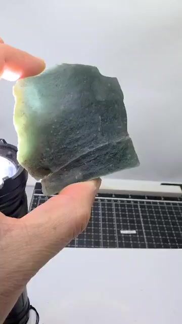Video de 227 g Jadeita de Guatemala en Bruto Especimen Unico