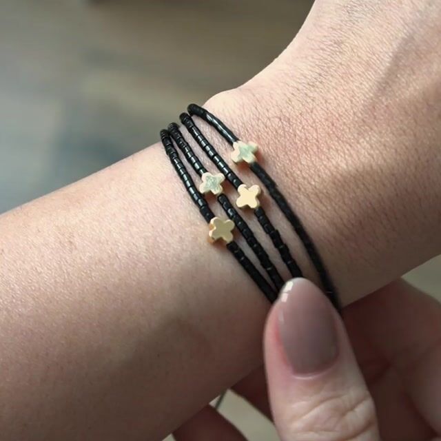 Video de (AP-17) SET DE 4 PULSERAS CRUZ - DELICAS NEGRAS