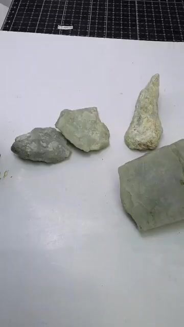 Video de 351 g Jadeita de Guatemala en Bruto Translucido Calidad Plus
