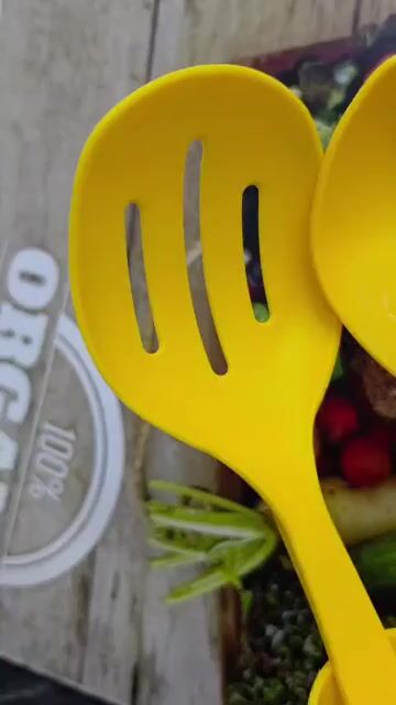 Video de Kit 4 Utensílios de Cozinha 30cm Amarelo Talher Espátula Concha Colher Escumadeira Completo Para Mesa Posta