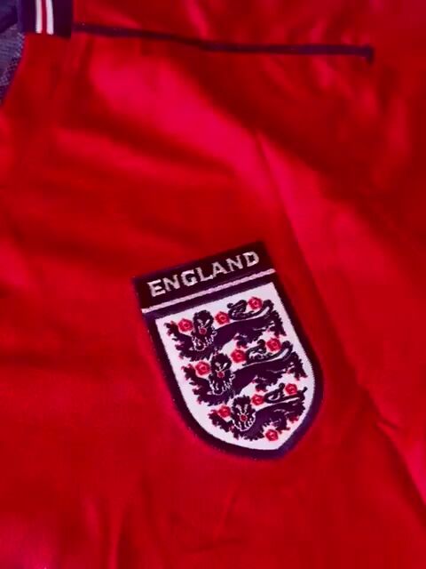 Video de CAMISETA INGLATERRA 2002 SUPLENTE ROJA BECKHAM 7