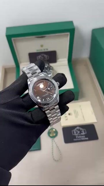 Video de Day-Date President 40mm - AÇO COM DOURADO/MOSTRADOR PRETO