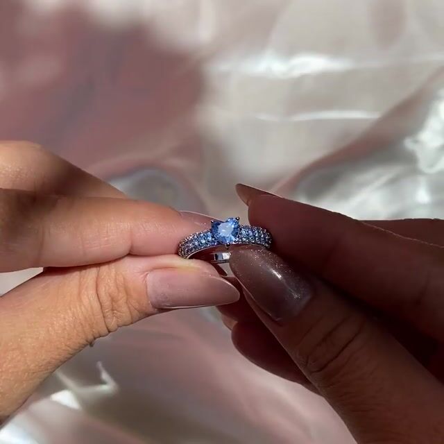 Video de Anel Amanda · Prata 925 · Coração Azul · Aro Cravejado