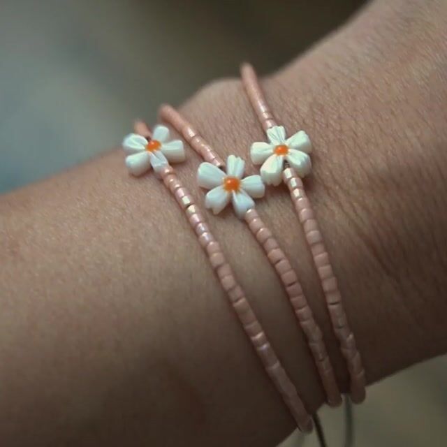 Video de (AP-19) SET DE 3 PULSERAS FLOR NACAR- DELICAS CREMA