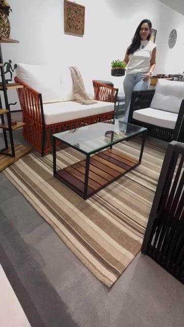 Video de Mesa de Centro Nobre em Aço, Madeira Maciça e Vidro | Casa Rigo