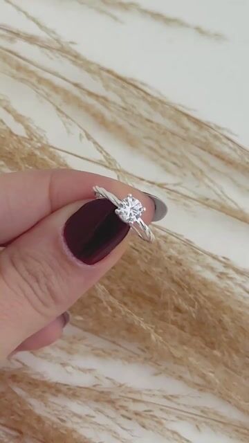 Vídeo de Anel Solitário 4 Garras Aro Torcido 5mm Em Prata 925