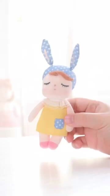 Video de MINI - METOO DOLL - BONECA 17CM ANGELA CLÁSSICA AMARELA