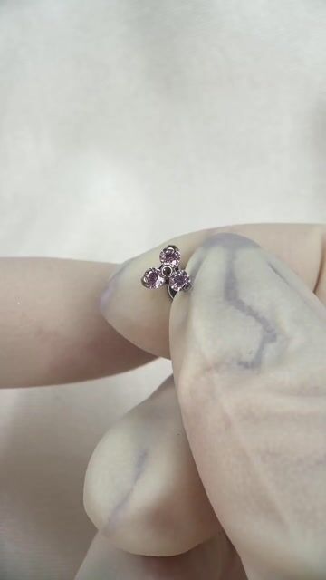 Vídeo de Labret trinity rosa - Titânio Natural
