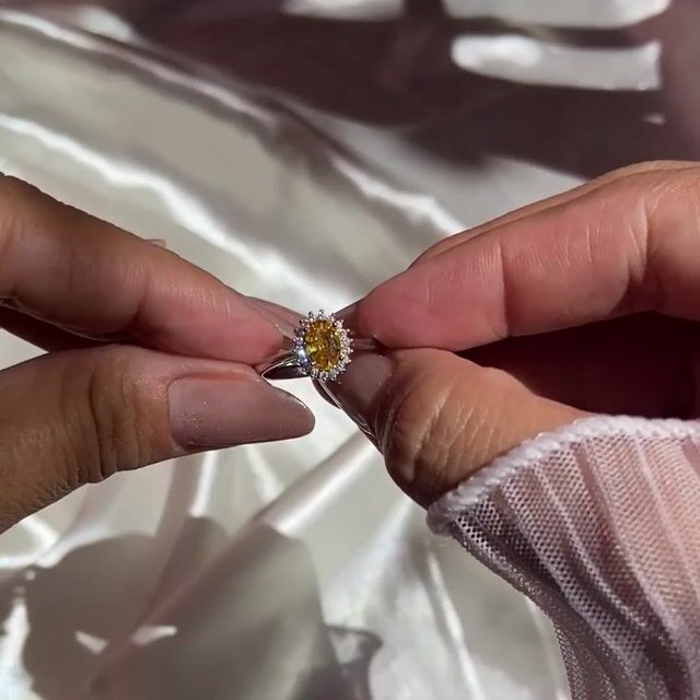 Video de Anel Gisele · Prata 925 · Oval Amarelo · Solitário · Halo