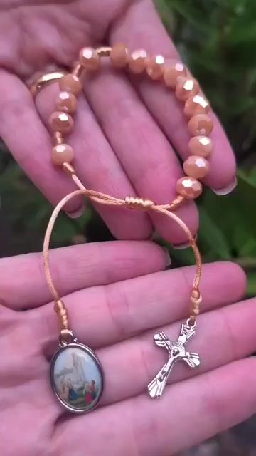 Video de Pulseira Dezena Nossa Senhora de Fátima de Cristal Doce de Leite com Cruz e Medalha Resinada - 8mm