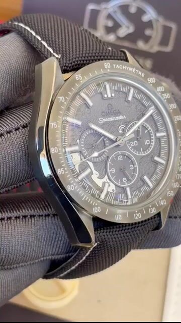 Video de Omega Speedmaster Dark Side Of The Moon Cinza 43mm - Aço black/Mostrador Cinza - NYLON