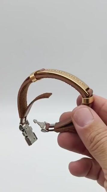Video de Pulseira marrom com metal dourado -Fé, Força, Coragem- feixo prateado- couro